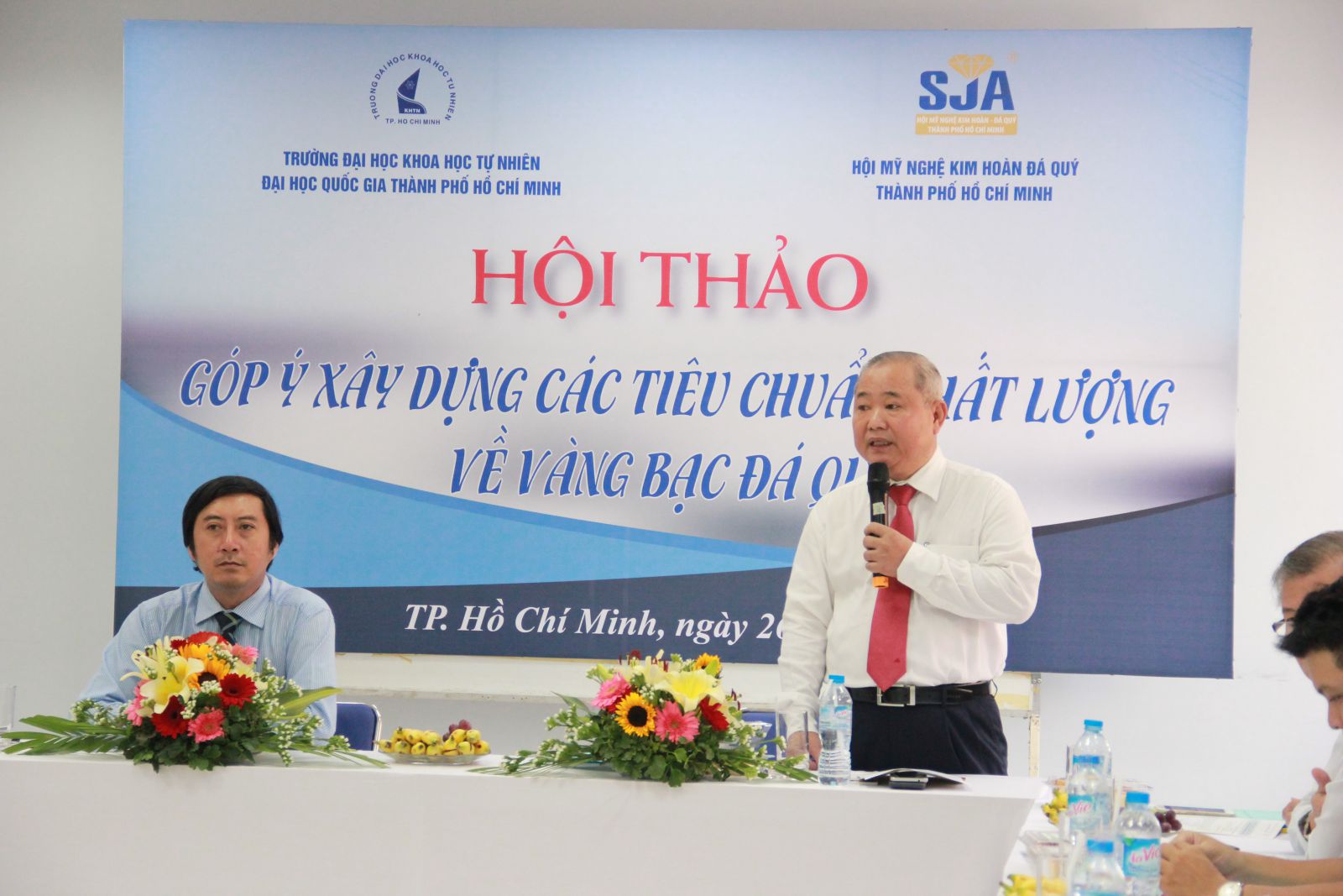 Ông Nguyễn Văn Dưng – Chủ tịch Hội Mỹ Nghệ Kim Hoàn Đá Quý TP.HCM và PGS.TS Trần Lê Quan – Phó Hiệu trưởng Trường ĐH KHTN-ĐHQG TPHCM đồng chủ trì hội thảo